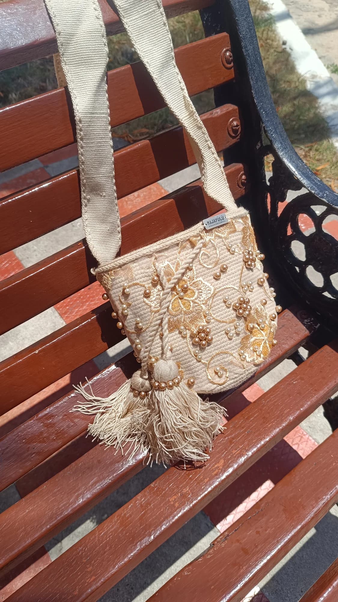 Mochila pequeña recamada