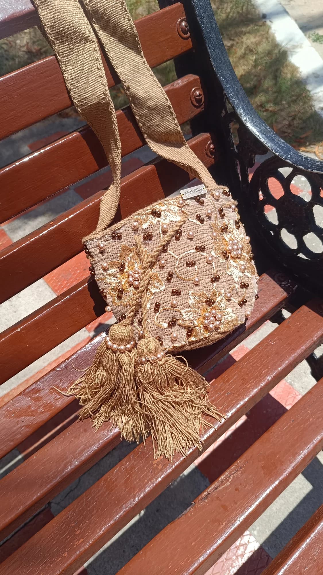Mochila pequeña recamada
