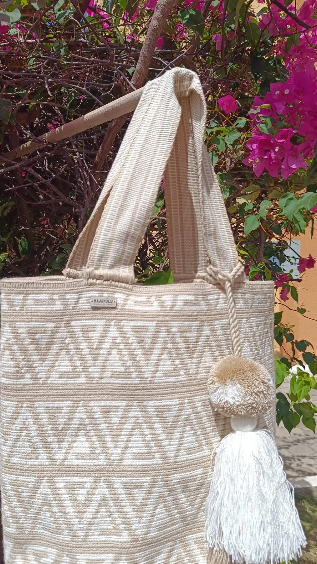 Fondo circular tejido de una mochila wayuu