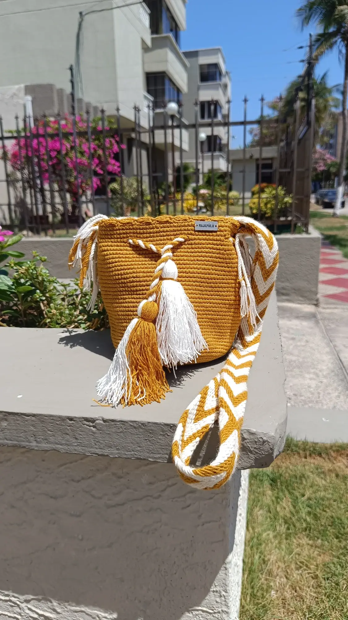 Mochila pequeña unicolor · 007 mostaza